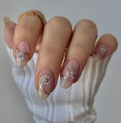 Nails Yellow, Graduation Nails, Daisy Nails, Flower Nail Designs, Her Nails, Casual Nails, Flower Nail, Minimalist Nails