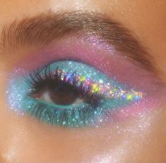 Pink Blue Eyeshadow, Makeup Inspo Colorful, Mermaid Makeup Aesthetic, Glitter Makeup Aesthetic, Mermaidcore Makeup, Artistic Eye Makeup, Pink And Blue Makeup, Mermaid Inspired Makeup, Confetti Makeup