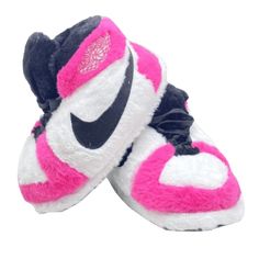 Sneaker Slippers in Bubble Gum Look – Comfy adult AJ slippers for men and women Popular Fashion Trends, Nike Slippers, Slippers Outfit, Personalized Slippers, Fluffy Shoes, Pretty Sneakers, Pretty Shoes Sneakers, Slippers For Men, Diy Clothes Design