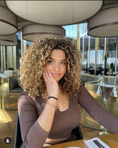 Aesthetic Curls, Blonde Highlights Curly Hair, Curly Hair Cut, Hair Styles Natural, Perfect Curly Hair, Curly Haircut, Highlights Curly, Dyed Curly Hair, Natural Curly Hair Cuts