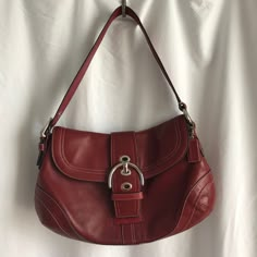 White Purse Outfit, Purse Aesthetic, Dream Wishlist, Burgundy Bag, Streetwear Inspo, Red Leather Bag, Style Lookbook, Vintage Coach Bags, Red Bag