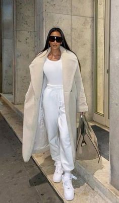 Winter Outfits With Fur Coat, Kardashian Winter Outfits, Outfits With Fur Coats, Cozy Sweatpants Outfits, Cool Sweatpants, Sweatpants Outfit Ideas, Sweatpants Outfits, Cozy Sweatpants