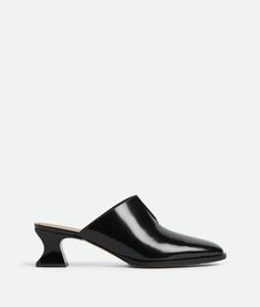 Bottega Veneta® Women's Cha-Cha Mule in Black. Shop online now. Pumps Flat, Leather Mules, Boots And Sneakers, Flat Boots, Personalized Accessories, Long Wallet, Leather Accessories, New Shoes, Mule