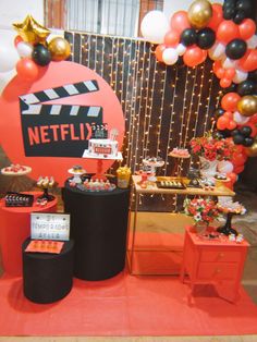 Festa netflix Netflix Decorations Party, Netflix Party Theme, Netflix Theme Party Decorations, Netflix Party Decorations, Netflix Themed Party, Netflix Theme, Hollywood Theme Party Decorations, Netflix Party, Deco Cinema