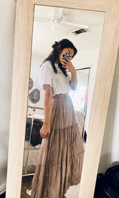 Thanksgiving Long Skirt Outfit, Italy Skirt Outfit, Summer Outfit Maxi Skirt, Boho Outfits Skirt, Brown Maxi Skirt Outfit Summer, Flowy Spring Outfits, Layered Flowy Outfits, Tshirt With Long Skirt Outfit, Long Layered Skirt Outfit