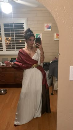 Roman Woman Costume, Roman Toga Diy, Gladiator Movie Costumes, Roman Empress Costume, Greek Royalty Clothing, Grecian Makeup Goddesses, Ancient Roman Dresses Women, Roman Dress Modern, Greek Theatre Costume