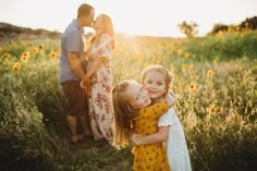 Family Maternity Pictures, Couple Photo Poses, Summer Family Pictures, Family Maternity Photos, Summer Family Photos