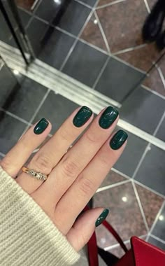 green nail inspo emerald green nail aesthetic nails aesthetic simple nail ideas Green Nail Aesthetic, Nails Aesthetic Simple, Trendy Green Nails, Chic Almond Nails, Green Nail Art Ideas, Emerald Green Nail, Ongles Goth