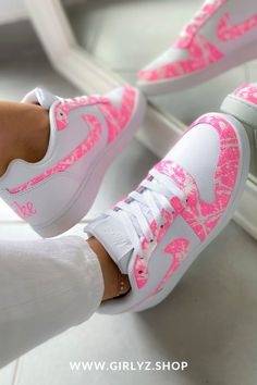 Nike Rosa, Shoe Storage Design, Basket Nike, Baskets Nike, Modern Shoes, Cute Nikes, Aesthetic Shoes