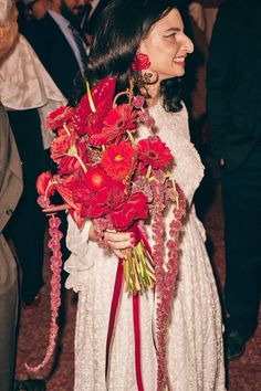 Eclectic Flower Bouquet, Bold Flower Bouquet, Red Floral Bouquets, Unique Red Bouquet, Best Wedding Bouquets, Wild Bouquet Wedding, Red Poppies Bouquet, Bride With Red Bouquet, Bridal Floral Arrangements