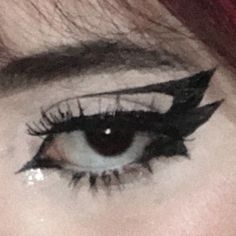 Aesthetic Eyeliner Ideas, Cool Black Eyeliner Looks, Cool Eyeliner Designs, Black Eyeliner Looks, Punk Eye Makeup, Black Graphic Eyeliner, Emo Eyeliner, Black Eyeliner Makeup