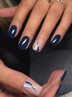 short dark blue nails with swirl accent Short Nail Designs Blue Simple, Popular Nails Design, Dark Blue Dipped Nails, Acrylic Nails Dark Blue Design, Dark Blue Nail Art Short Nails, Navy Blue And White Nails Short, Gel Nail Designs Dark Colors, Vibrant Vacation Nails, Design For Blue Nails