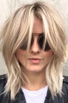 Julianne Hough's modern day shag bob hairstyle Wavy Layered Haircuts, Medium Shag Haircuts, Modern Haircuts, Shag Hairstyles, Shag Haircut, Mid Length Hair, Great Hair, Hairstyles Haircuts, Hair Looks