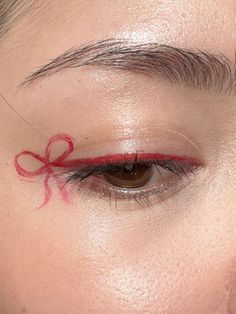 Red Makeup Inspo Aesthetic, Aesthetic Makeup Looks Eyeliner, Bow Makeup Look, Bow Eye Makeup, Red Eye Makeup Aesthetic, Red Makeup Halloween, Bow Eyeliner, Simple Red Makeup, Red Liner Makeup