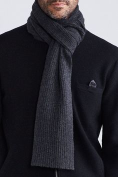 Our most versatile scarf in ribbed cashmere. MCYQJF4 - 100% Cashmere - 3x3 ribbed - Unisex Winter Scarf For Men, Men’s Outfits With Scarves, Cashmere Scarf For Men, Mens Scarf Pattern, Men Scarf Style, Street Wear Winter Outfits, Street Wear Winter, Outfits With Scarves, Mens Scarf Fashion