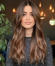 Subtle Auburn Hair Brunettes, Light Brown Hair Auburn Balayage, Summer To Fall Brunette Hair, Crème Brûlée Hair Color, Cinnamon Roll Brown Hair, Brunnete Hair Ideas Colour Caramel, Hair Color No Highlights, Light Brown Chocolate Hair, Balayage Chocolate Claro