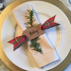 Personalized napkin rings for a Christmas table setting Xmas Wedding Table Decorations, Rustic Christmas Napkin Rings, Napkin Ring Diy Christmas, Personalized Christmas Napkins, Handmade Christmas Napkin Rings, Napkins Christmas Ideas, Christmas Dinner Napkin Ideas, Christmas Table 2022, Christmas Themed Table Settings