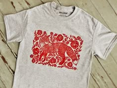 Red foxflower Block-printed Gray T-shirt Linocut - Etsy Fox Shirt, Artsy Style, Lino Print, Linocut Prints, Art Clothes, Unisex Shirts, Gray Tshirt, Linocut, Block Print