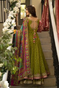 Fancy Sharara Suit, Anarkali Dress For Mehndi, Mehendi Anarkali Dress, Mehndi Saree Look, Heeramandi Dress Collection, Mehendi Wear Outfit, Pakistani Mehendi Look, Mehndi And Haldi Outfits, Mehndi Designs Outfit