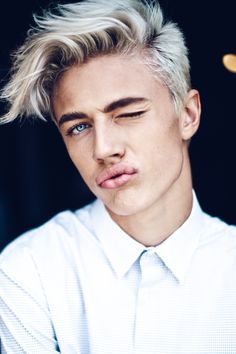 Silver blonde hair! WANT! Color Rubio, Lucky Blue, Hair And Beauty, Bleached Hair, Long Hairstyles