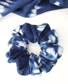 Large Tie Dye Scrunchies Tie Dye Gift Ideas, Tie Dye Scrunchie, Tie Dye Bags, Large Scrunchies, Tie Dye Hair, Tie Dye Patterns Diy, Diy Tie Dye Shirts, Summer Hair Accessories, Diy Tie Dye