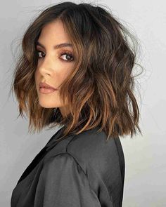 short textured haircut women Messy Lob Haircut, Bob Balayage Brunette, Lob Haircut Brunette, Short Brown Curly Hair, Short Bob Wavy Hair, Lob Hairstyles, Straight Wavy Hair, Spring Haircuts, Textured Lob