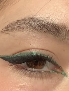 Green eyeliner, black eyeliner, glitter eye liner, green and black eye look Green Eyeliner Aesthetic, Green Eyes Green Makeup, Prom Makeup To Go With Green Dress, Green Natural Makeup Look, Green Makeup Green Eyes, Emerald Green Eyeliner Looks, Simple Green Prom Makeup, Green Glitter Eyeliner, Prom Makeup Dark Green