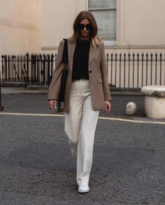 Emma Hill (@emmahill) | Instagram White Pants Outfit Summer, Poncho Outfit, Business Casual Minimalist, Off White Pants, Athleisure Women, Fashion Business Casual, Athleisure Fashion, Outfits Casual