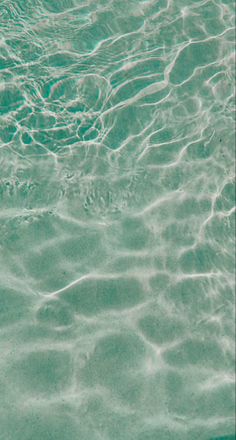 an image of water that is very clear and blue in the ocean or pool area