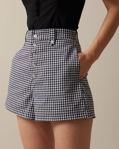 Short Noir, Gamine Style, Tailored Clothes, Classic Vibe, Pocket Shorts, Perfect Wardrobe, Plaid Shorts, Plaid Design, Black Bottoms