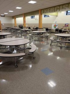 American School Classroom, American Cafeteria, High School Cafeteria Aesthetic, Big Cafeteria, Cafeteria Aesthetic School, Boarding School Cafeteria, Cafeteria Design School