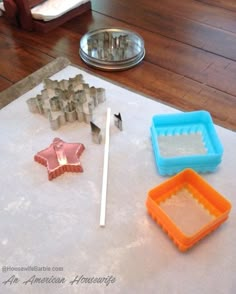 three plastic trays with different shapes and sizes on top of a white paper towel