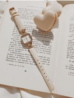 Wrist Watch Aesthetic, Casual Jewellery, Flat Lay Photography Fashion, Watch Photography, Women's Dress Watches, Vintage Photoshoot, Vintage Inspired Fashion