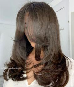 Short Hair Ideas For Women Round Face, Cute Haircuts For Medium Hair With Bangs, Soft Layered Hair Medium, V Haircut For Medium Hair, Butterfly Haircut 2022 Medium, V Cut Hair With Layers Medium, Long Curtain Bangs Round Face, Round Layers Haircut, Thick Hair Face Framing