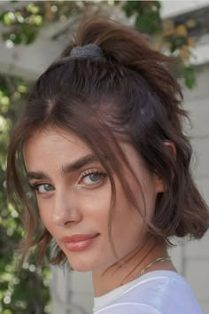 Short Hairstyles Ideas Updo, Short Hairstyle Women Small Face, Shirt Haircuts For Thick Hair, Different Ways To Style Short Hair, Short Hair Accessories Ideas, Casual Updos For Medium Length Hair, Short Hair Workout Styles, Short Hairstyle Women With Glasses, Edgy Short Hairstyles