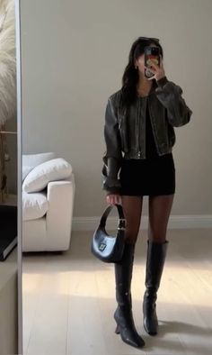 Black Skirt With Black Boots, Outfit Jupe Cuir, Mini Black Skirt Outfit Night, Modest Going Out Outfits Night, Leather Skirt Outfit Party Night, High Boots Outfit Winter, Black Knee High Boots Outfit, Outfits Japan, Night Out Outfit Classy