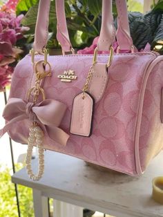 Purse Accessories Ideas, Coach Bags Aesthetic, Mochila Coach, Coach Pink Bag, Pink Coach Bag, Pink Coach Purse, Pink Coach Purses, Pink Bags