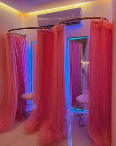 Slatwall Boutique Display, Pink Clothing Store Interior, Prom Store Interior, Boutique Astetic, Girly Boutique Decor, Pink Boutique Decor, Pink Boutique Aesthetic, Pink Boutique Interior Design, Salon Interior Design Boho