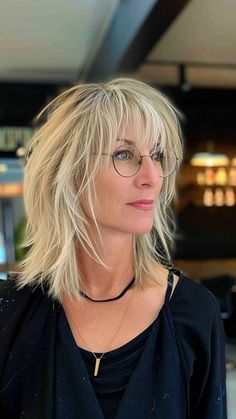 Hairstyle Older Women, Short Bob Hairstyles With Bangs, Cropped Hairstyles, Bangs Over 50, Flattering Bangs, Shag Hair, Lob Haircuts, Dark Hallway, Hairstyles For Older Women