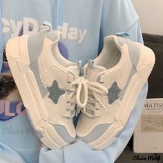 Olivia Mark - Popular Thick-Soled Sporty Sneakers for Trendsetters Sepatu Platform, White Platform Sneakers, Plateau Sneaker, Dr Shoes, Aesthetic Shoes, Sport Chic, Star Sneakers, Casual Sport Shoes, Pretty Shoes