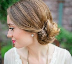 How to do a Great Gatsby Hair Roll Chignon Updo, Gatsby Hair, Formal Hair, Asymmetrical Hairstyles, Grad Ideas, Funky Hairstyles, Fringe Hairstyles, Hair Updo, Women Hairstyles