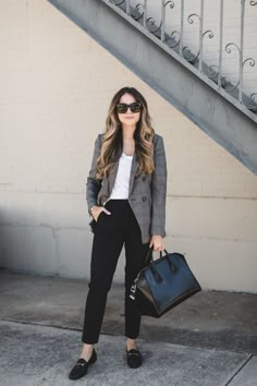 Black Pants Grey Blazer Woman, Loafers For Women Outfit, Stile Casual Chic, Church Fits, Outfit 2020, Business Attire Women, Work Fits, Dallas Fashion, Style Trousers