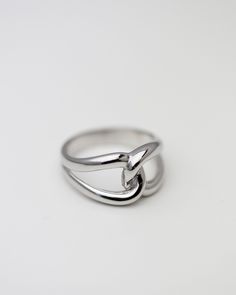 Sterling Silver Infinity Tie link Ring Perfect as a stacking ring or by itself. ■ OUR POLICIES https://www.etsy.com/shop/EandEProject/policy?ref=shopinfo_policies_leftnav ■ VISIT OUR ETSY SHOP www.eandeproject.etsy.com ■ MESSAGE US for any questions and large quantities ■ WILL YOU #TAG US? * Instagram: http://instagram.com/eandeproject (@eandeproject) * Facebook: https://www.facebook.com/eandeproject Empty Rings, Simple Silver Rings, Yellow Gold Anniversary Rings, Tie Ring, Diamond Alternative Engagement Ring, Gold Anniversary Rings, Gold Bar Earrings, Silver Rings Simple, Real Gold Jewelry