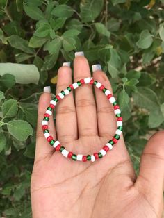 Winter Bracelet Ideas, Christmas Bead Bracelets, Christmas Bracelets Beaded, Christmas Bracelet Ideas, Christmas Beaded Bracelets, Winter Bracelets, Christmas Bead Necklace, Preppy Necklaces, Winter Bracelet