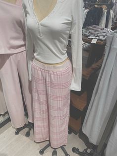 hollister shopping girly pink pjs pajamas cozy aesthetic 2000s Pjs Aesthetic, Cute Pink Pajamas Aesthetic, Pink Pajama Set Aesthetic, Christmas Pajama Pants Aesthetic, Pjs Outfits Winter, Skims Pajamas Aesthetic, Lounge Fits Aesthetic, Pj Pants Outfit Aesthetic, Cute Pajamas Winter