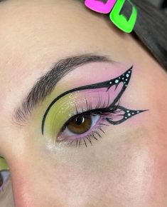 Simple Butterfly Eye Makeup, Easy Butterfly Eyeliner, Butterfly Graphic Liner, Simple Butterfly Makeup, Makeup Mariposa, Colorful Graphic Liner, Fresh Makeup Tutorial, Butterfly Eyeliner, Vampire Bride