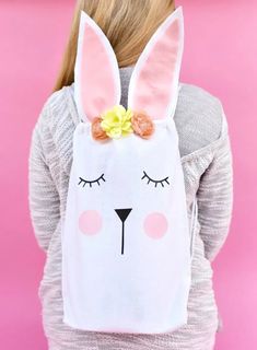 Easter bunny bag tutorial, perfect for your Easter egg hunt or Easter party! Free cut file for a Cricut machine. Easter Mason Jar Crafts, Easter Teacher Gifts, Cricut Project Ideas, Easter Cricut, Cricut Iron On Vinyl, Easter Treat Bags, Cricut Monogram, Easter Party Favor