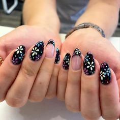 On a black nail polish, your little colorful daisies will shine out. Give it a shot if you like darker tones of nails. Daisy Manicure, Nail Ideas Prom, Simple Nail Ideas