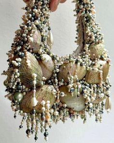 Diy Designer Bag, Sea Shell Purse, Shell Fashion Design, Shells Fashion, Seashell Purse, Seashell Bag, Bag Design Ideas, Shell Accessories, Mermaid Bag