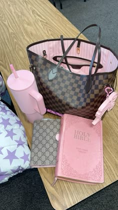 Makeup Dior, Pretty School Supplies, Studera Motivation, Angel Princess, Pink Lifestyle, Luxury Bags Collection, Purse Essentials, Handbag Essentials, Pink Life